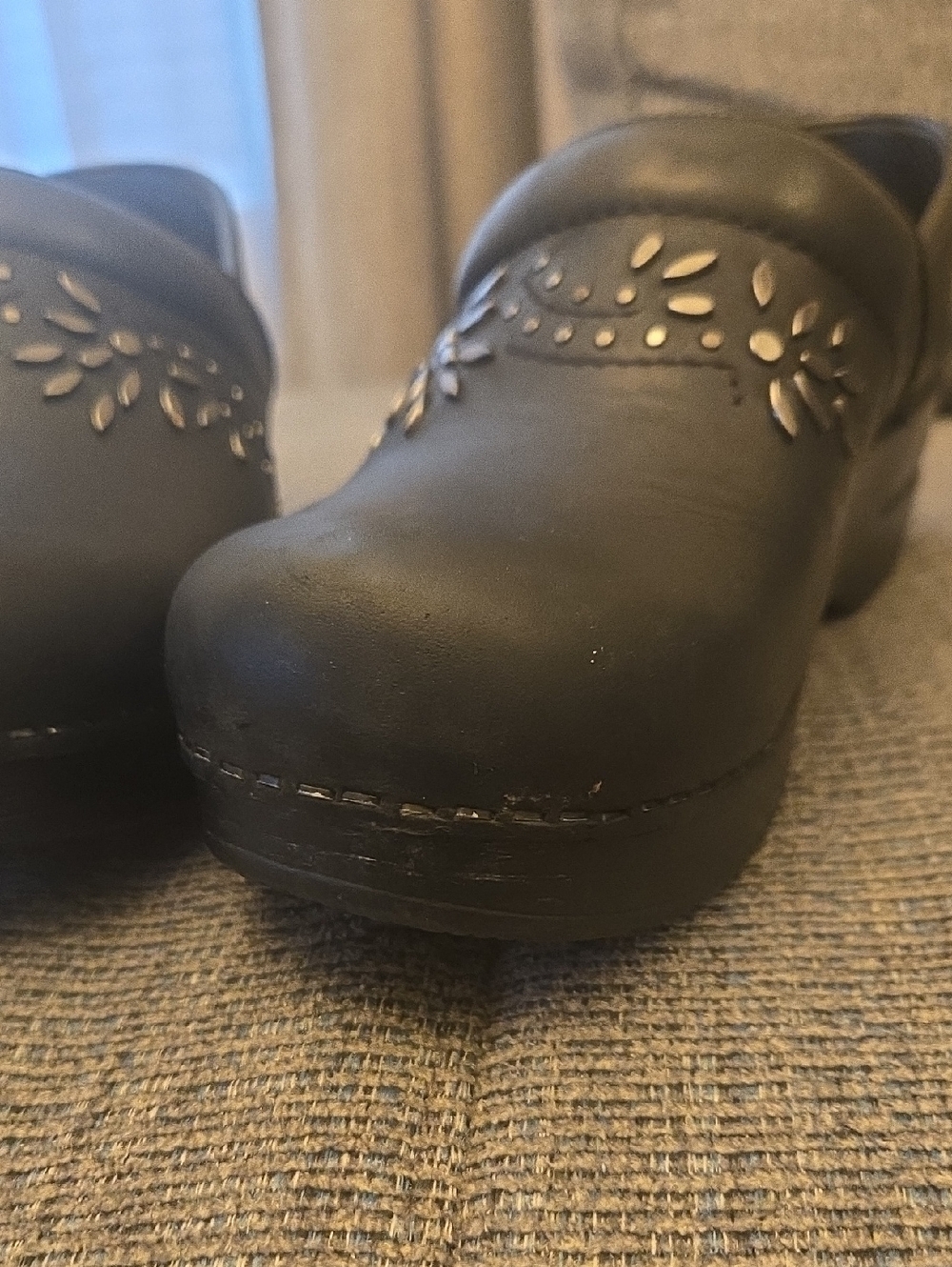Dansko Black Oiled Metal Floral Patricia Professional Stapled Clogs Size 39 - Picture 10 of 10
